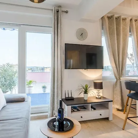 Colours アパート ザダル