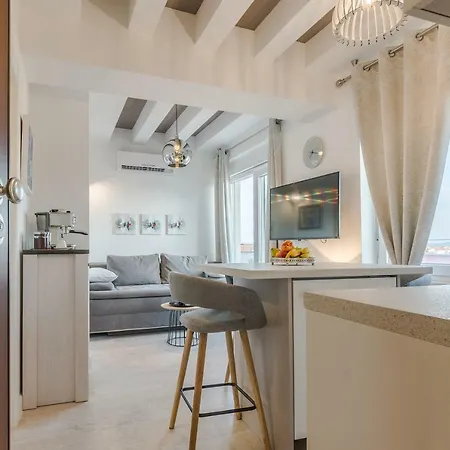 Colours アパート ザダル